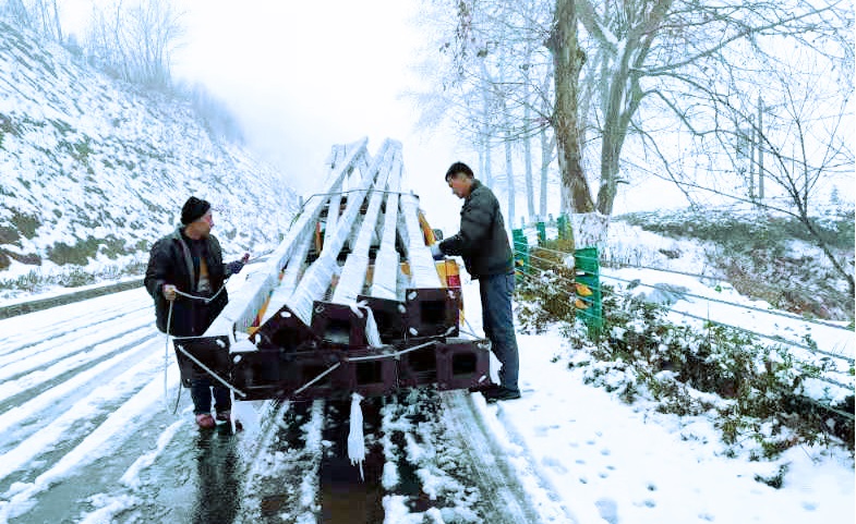 The characteristic solar street lamp lighting project in Dengcun, Yichang